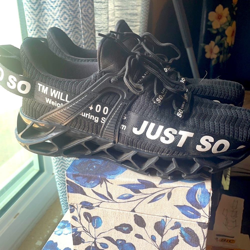 Women’s So So black tennis shoes size 10